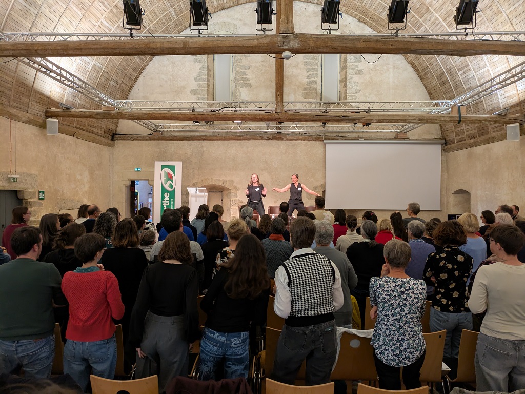 Une foule dans l'Abbaye de l'Épau